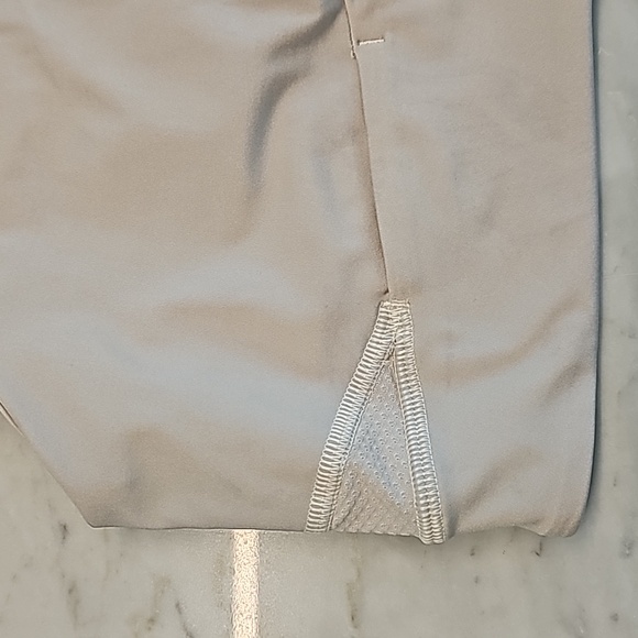 Basically brand new lululemon sports bra, light support, size 4, light grey - Picture 4 of 5